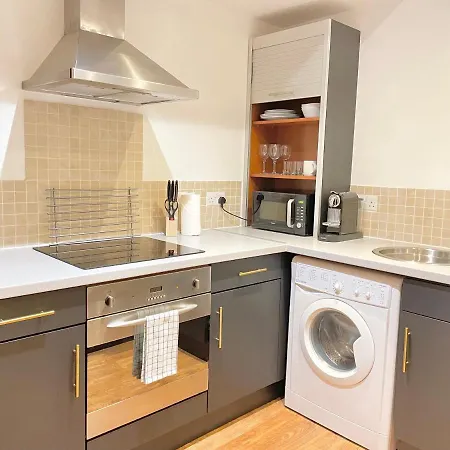 Lovely 2 - Bedroom Condo In Manchester City Centre-3